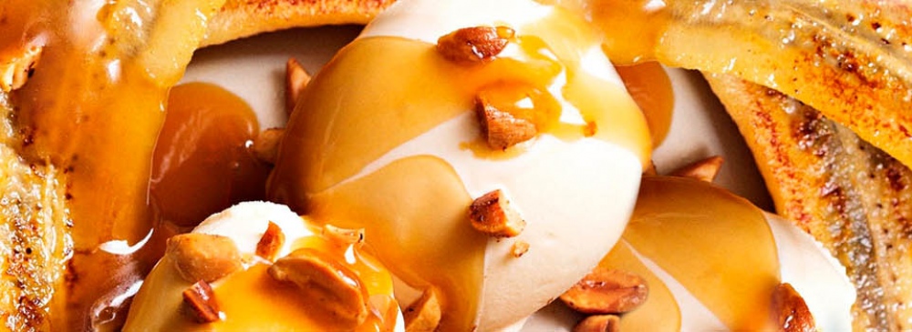 Смажені банани в клярі з морозивом