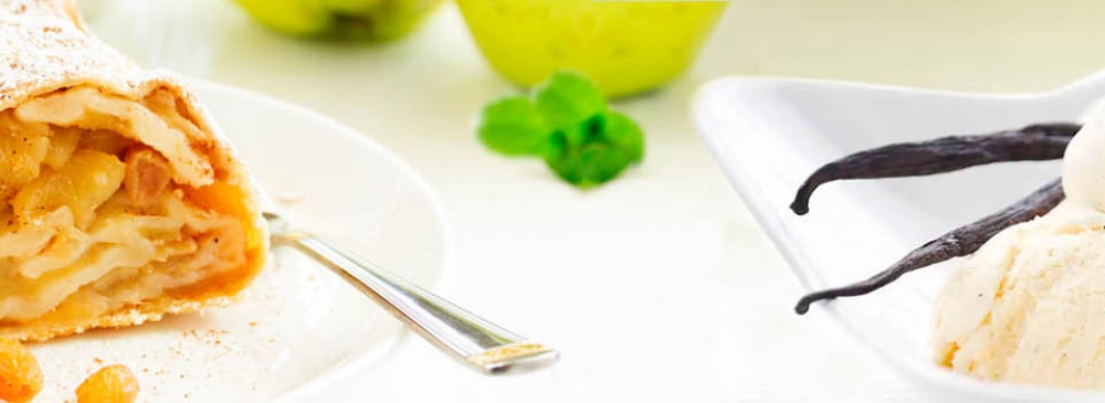 Яблучний штрудель з морозивом