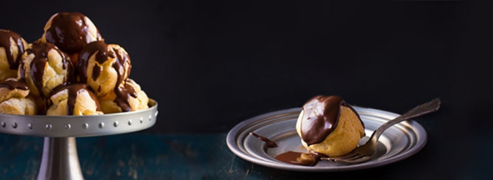 Профітролі з морозивом під шоколадним соусом