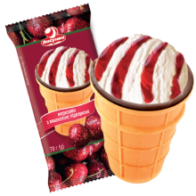 Морозиво з вишневим джемом у вафельному стаканчик