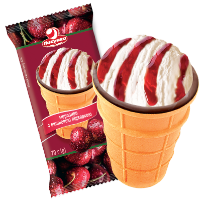Морозиво з вишневим джемом у вафельному стаканчику