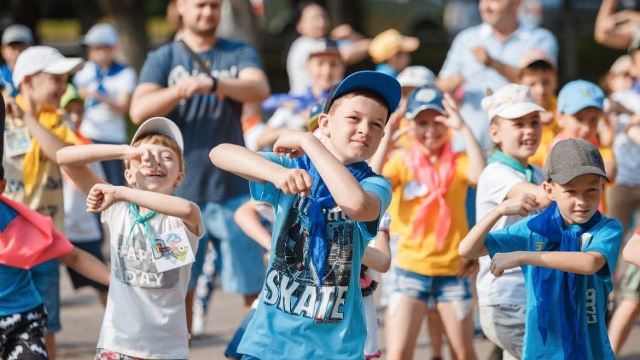 Так, нарешті настала це пора! Компанія «Ласунка» оголошує початок свят морозива в 2021 році. Ми відвідаємо 5 міст України і привеземо з собою смачне морозиво, багато конкурсів, веселощів і позитиву.  Давайте зберемося разом, отримаємо задоволення від свята, створимо нові спогади та поїмо смачне морозиво. Проведи незабутнє літо разом з «Ласунка»! Літо — це сонце, море, спека і, звичайно ж, морозиво. Щоб і далі робити ваше літо цікавим, ми зберегли нашу щорічну традицію — проводити свято морозива. Тому що справжнє літо має бути незабутнім, смачним і яскравим.  У містах Хорол, Світловодськ, Знам'янка, Сміла та селі Мотижин вас чекають цікаві майстер-класи, конкурси та багато прохолодних солодощів.  Свято морозива — це відмінна можливість зібратися всім разом і провести це свято як одна велика дружна і щаслива сім'я!  Свята з компанією «Ласунка» проводиться вже багато років поспіль в різних містах України. Це наша щорічна традиція. І за цей час зі звичайного захода свято морозива перетворилося в сімейні зустрічі. Ми із задоволенням запрошуємо всіх жителів міста. Будемо раді бачити тих, хто вже приходить до нас на свято і тих, хто відвідає його вперше.  Не забуваємо про правила карантину. ТМ «Ласунка» гарантує повністю безпечний захід. Діють правила носіння масок і дотримання дистанції. Але це не завадить нам насолодитися святом. Цікаві конкурси Веселощі — невід'ємна частина літа. ТМ «Ласунка» зібрала улюблені конкурси, щоб разом створити нові цікаві та щасливі спогади.  Малюнки на асфальті Пора проявити себе! У вас є все що потрібно: асфальт та крейда, проте головне — бажання малювати.  Не стримуйтеся, повністю проявляйте свій творчий талант, ідеї! Намалюйте улюблене морозиво так як воно зображено на пакуванні.   Прийдіть і проявіть свою фантазію! Переможця конкурсу чекає справжня прохолодна насолода! Ліплення з пластиліну  Пластилін все стерпить.) Всі великі творці з чогось починали. Спробуйте свої сили, не бійтеся!  Будь-яка скульптура створена з хорошим настроєм — це шедевр. Майстер-клас кеппи-хепі Сонце гріє на повну, дає багато тепла і світла. І щоб залишитися з ним в дружніх відносинах ТМ «Ласунка» проводить майстер-клас кеппи-хепі. Кількома простими рухами зробіть собі простий головний убір. Він захистить вас від палючого сонця і дозволить веселитися на повну! Перегони на візках Самокати, велосипеди, ролики — це минуле століття. Станьте супергонщиком на візках — пора виконати дитячу мрію!  Все як у справжній гонці: вибирайте собі візок, виходьте на старт. Перемагає найшвидший гонщик.  Бій морозивом «божевільні продавці» Унікальний і фірмовий конкурс ТМ «Ласунка». На спеціальному ринзі в протистоянні зустрінуться дві команди. У кожної свій прилавок. Мета: максимально забруднити противника морозивом і залишитися максимально чистими.  Приємний і дуже смачний бонус — все морозиво в бою можна їсти. Так що, готуйтеся до смачної й трохи прохолодної перестрілки в жаркий день.  Конкурс максимально безпечний. Щоб убезпечити дітей і одяг, видадуть спеціальні дощовики, бахіли та рукавички.  Не соромтеся, беріть участь! Буде весело.