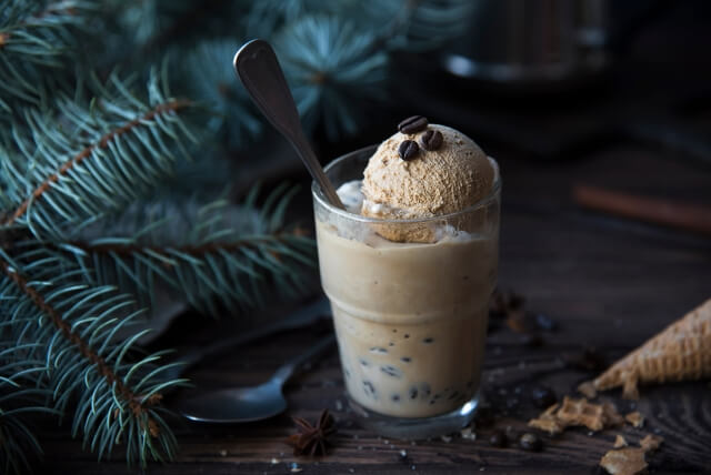 Ice cream coffee. Кофе с мороженым. Мороженое кофейное. Какао с мороженым. Мягкое мороженое кофейное.